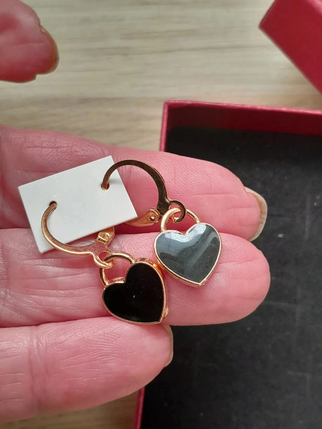 Oorbellen, geëmailleerde harten, kleuren zwart, goud, hoogte: 2,7 cm – photo 4